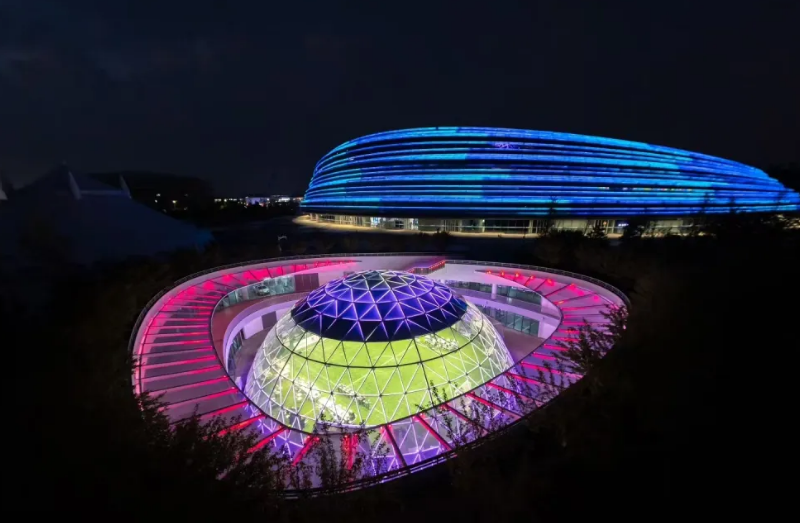 全球首个，，正式启用！！！NG大舞台LED炫彩点亮“熊猫眼”